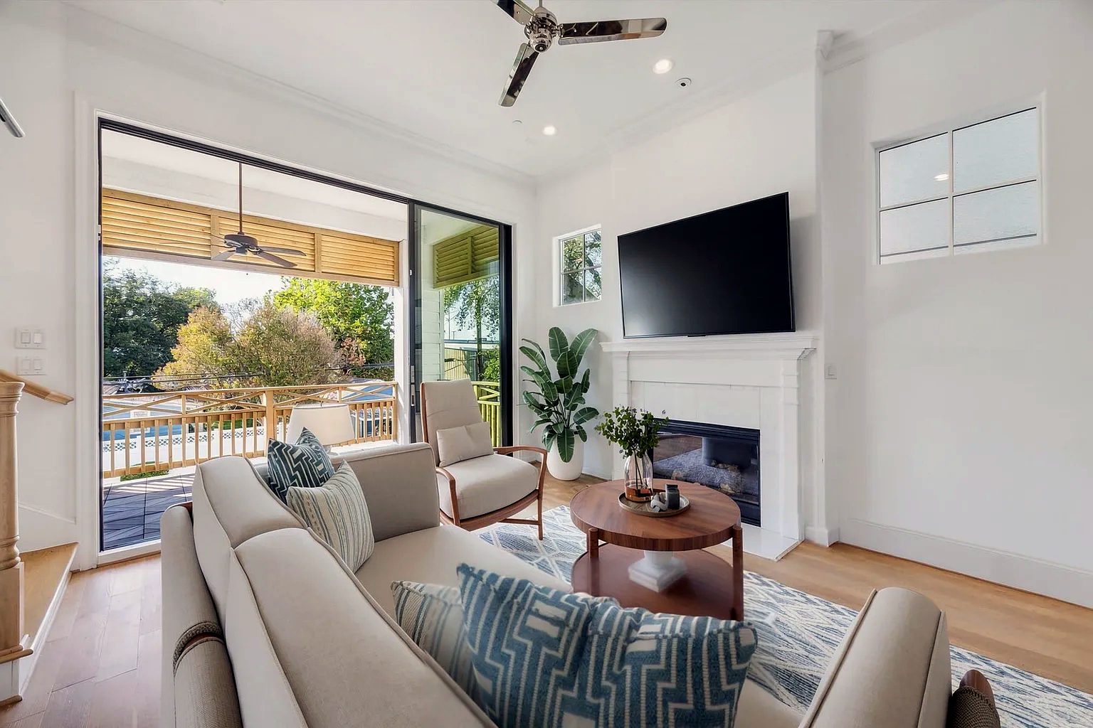 Living – balcony view